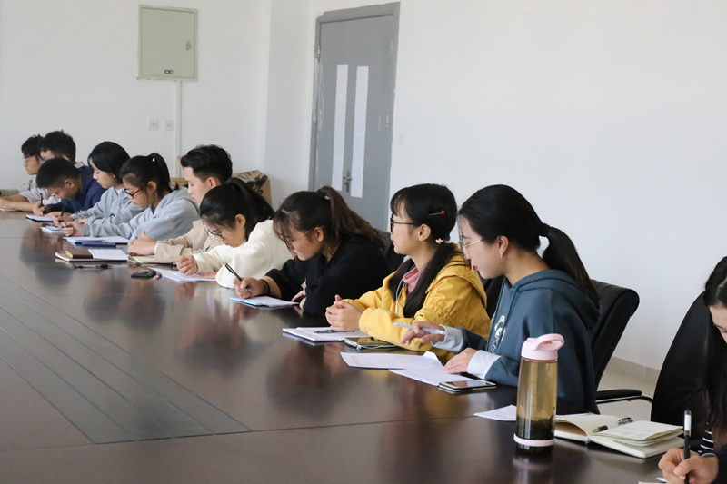 学生代表认真记录.JPG
